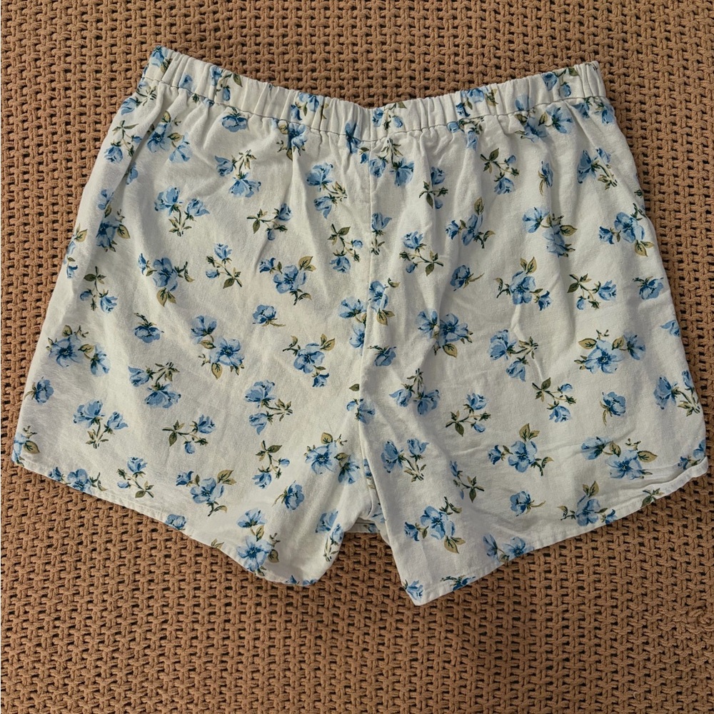 Old Navy White Wrap-Front Skort with Blue Floral Print - Picture 3 of 4